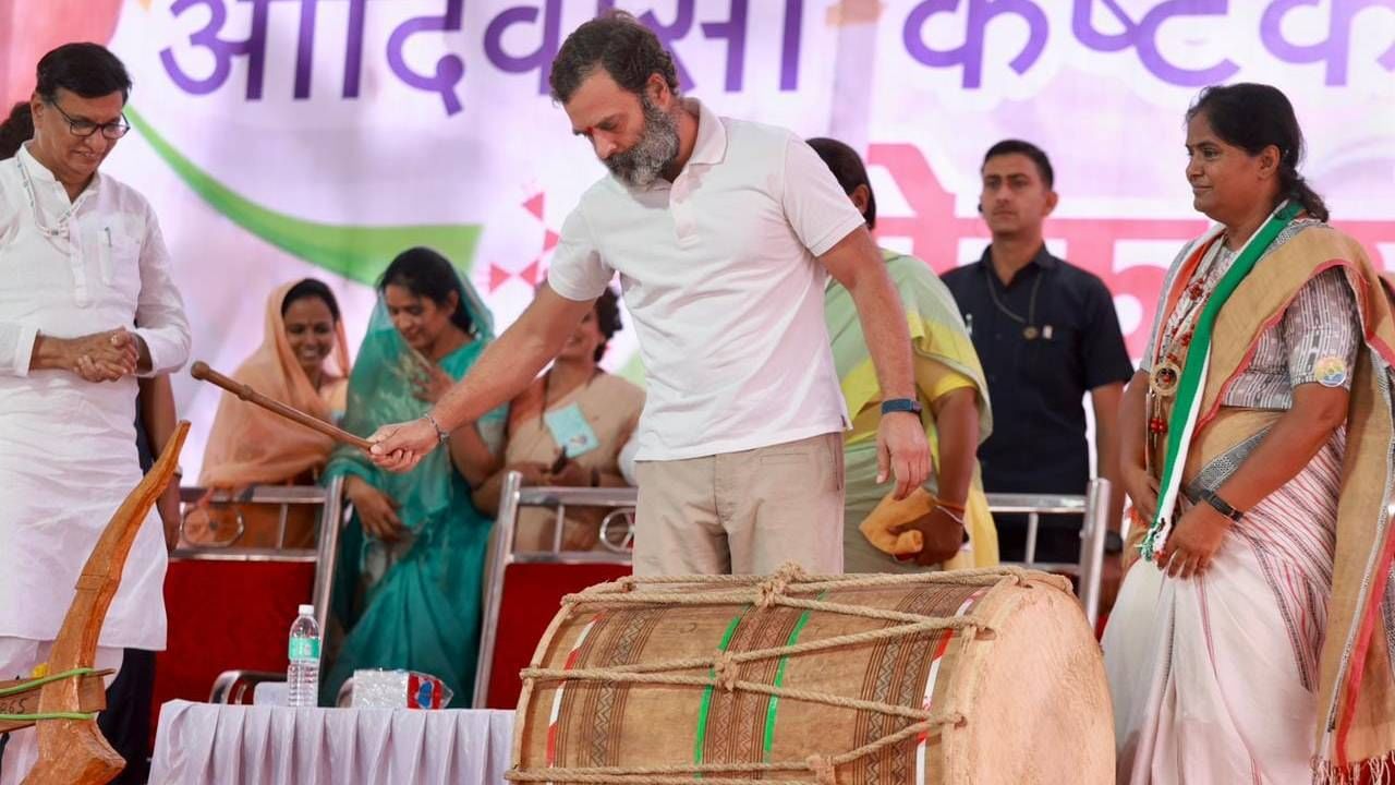 आदिवासी बांधवांसोबत राहुल गांधी यांनी ढोल वाजवला... 