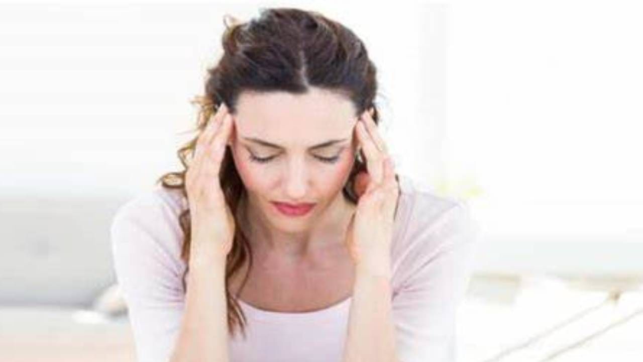 Headache in winter: हिवाळ्यातच वारंवार डोकेदुखी का होतेय? घरच्या घरी काय उपाय कराल?; वाचाल तर वाचाल