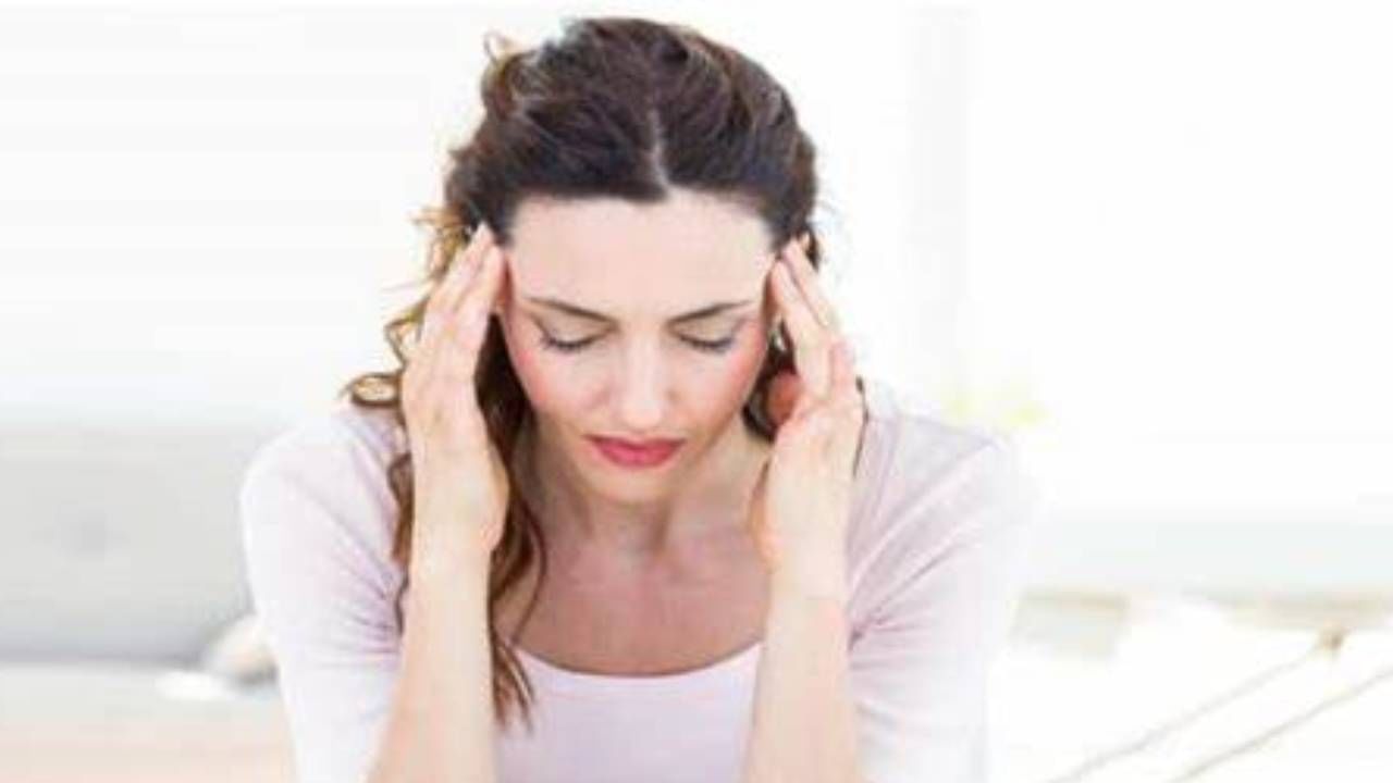 Headache in winter: हिवाळ्यातच वारंवार डोकेदुखी का होतेय? घरच्या घरी काय उपाय कराल?; वाचाल तर वाचाल Headache in winter: हिवाळ्यातच वारंवार डोकेदुखी का होतेय? घरच्या घरी काय उपाय कराल?; वाचाल तर वाचाल