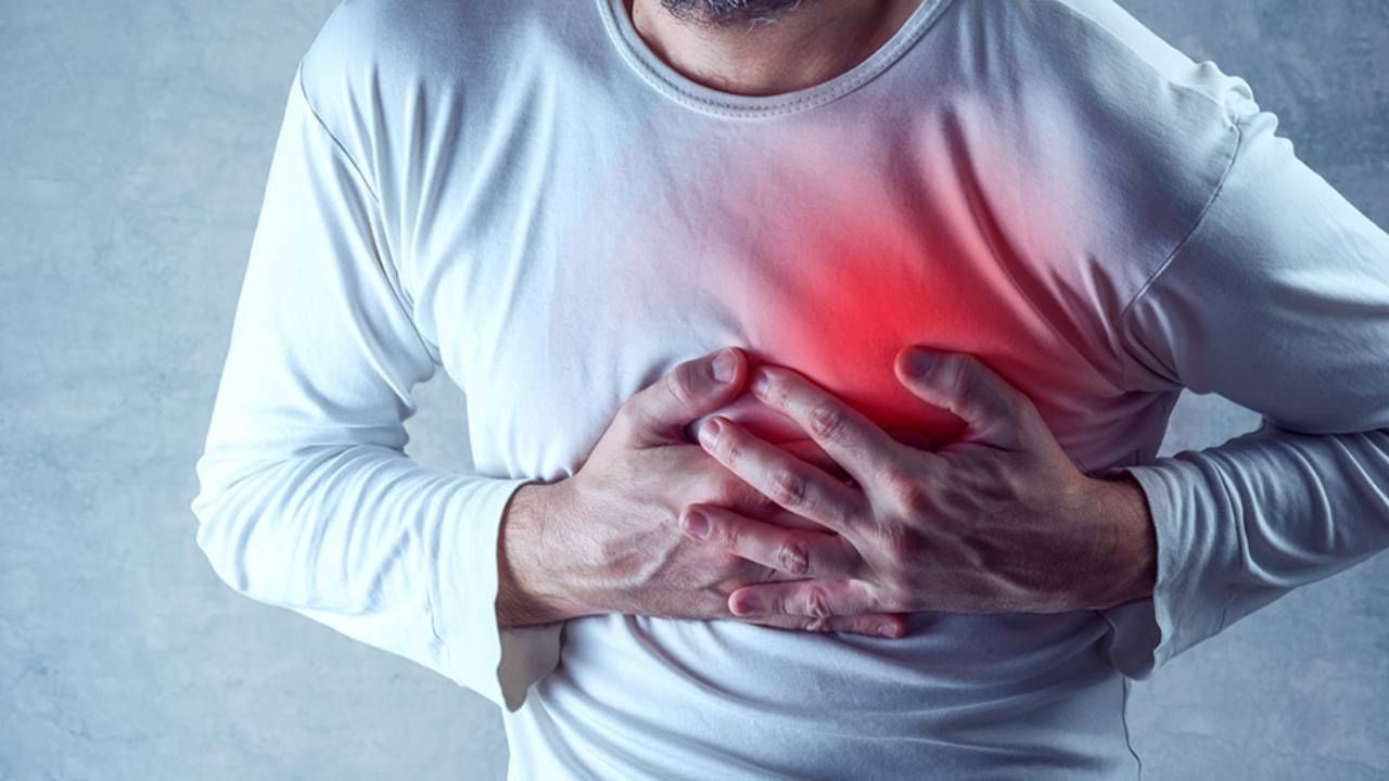 Heart Attack Sign: महिनाभर आधीच मिळतात हार्ट ॲटॅकचे संकेत, ही लक्षणे तुम्हालाही जाणवलीत का ? Heart Attack Sign: महिनाभर आधीच मिळतात हार्ट ॲटॅकचे संकेत, ही लक्षणे तुम्हालाही जाणवलीत का ?