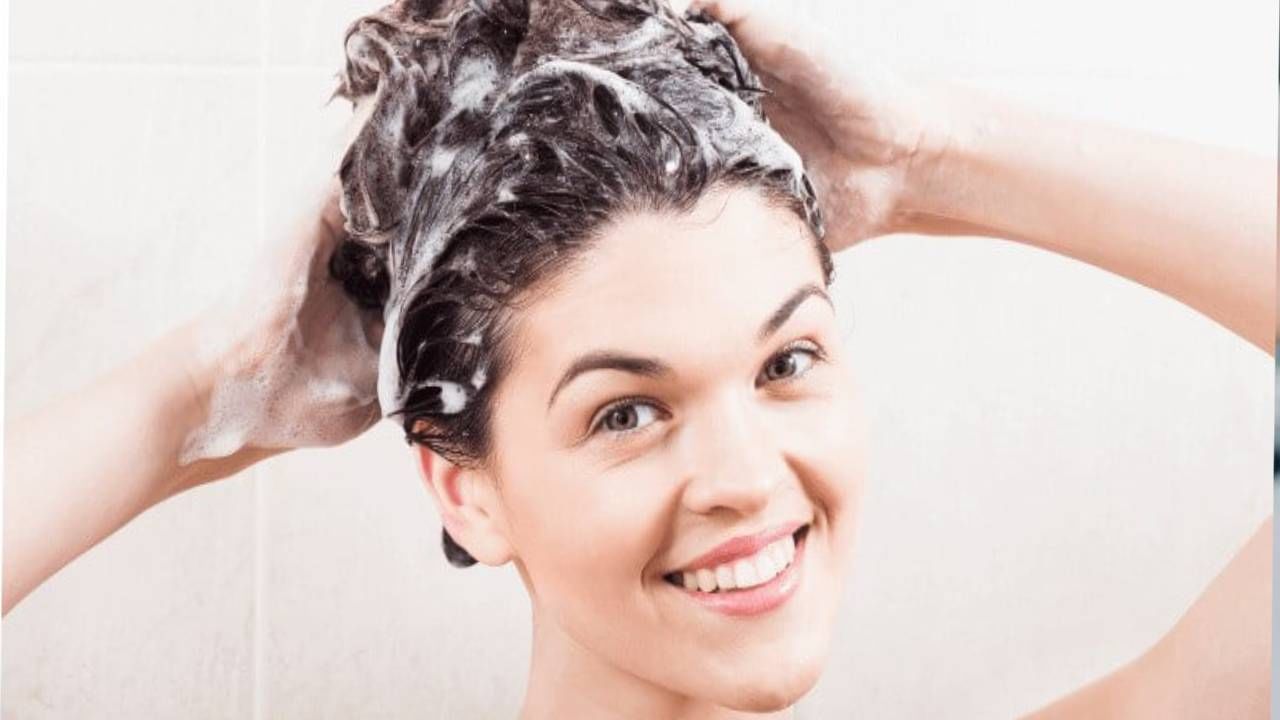 असं म्हणतात की, केस रोज धुवू नयेत. मात्र तज्ज्ञ असं सांगतात की, केस रोज धुतले पाहिजेत, त्यामुळे स्काल्पवर असलेला मळ अथवा घाण सहजपणे स्वच्छ होते. 