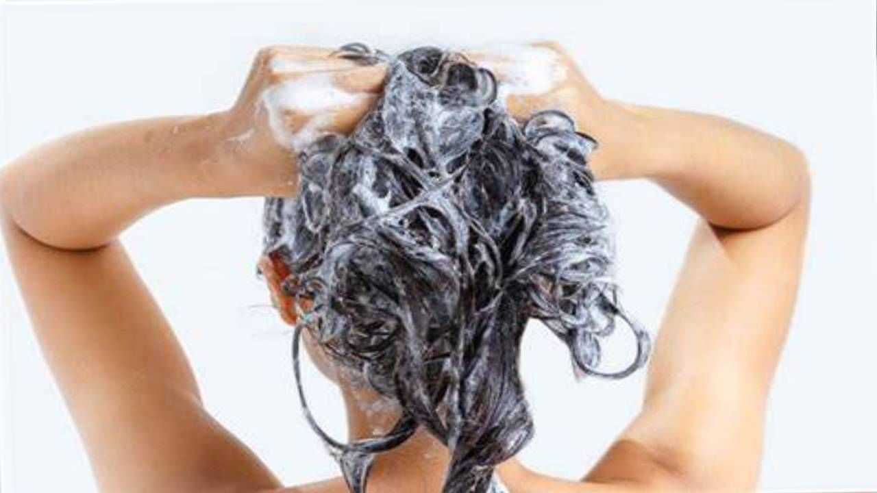 केसांसाठी शांपूचा वापर करणे योग्य नाही, असाही एक गैरसमज आहे. मात्र आपल्या केसांचा पोत लक्षात घेऊन त्यानुसार शांपूची निवड केल्यास स्काल्पवरील अतिरिक्त तेल आणि मळ स्वच्छ करता येऊ शकतो. 