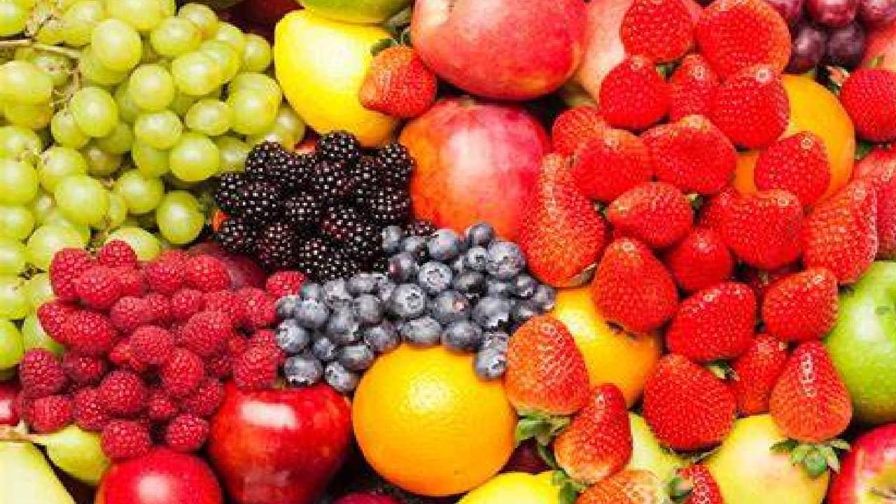 चांगल्या व निरोगी आयुष्यासाठी फळांचे सेवन करणे फायदेशीर ठरते. फळांमध्ये व्हिटॅमिन्स व मिनरल्स यांसारखी अनेक पोषक तत्वे मुबलक प्रमाणात असतात. फळांचे सेवन केल्याने आपला अनेक आजारांपासून बचाव तर होतोच त्याशिवाय फळे आपल्या त्वचेसाठीही फायदेशीर ठरतात. कोणकोणत्या फळांचा डाएटमध्ये आवर्जून समावेश केला पाहिजे, हे जाणून घेऊया. 