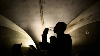 आधी कारमध्ये बोलवून घेतले, नंतर 4 मुलींनी त्याला दारु पाजली, आणि चौघीनीही त्याच्यावर...