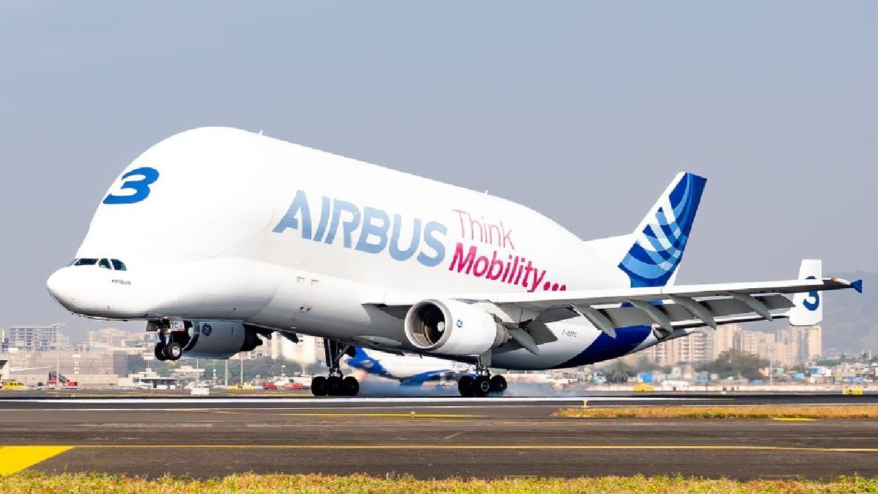 जगातलं सर्वात मोठ्ठं विमान.. जणू व्हेल मासा.. मुंबई विमानतळावर उतरलं.. पाहा Video