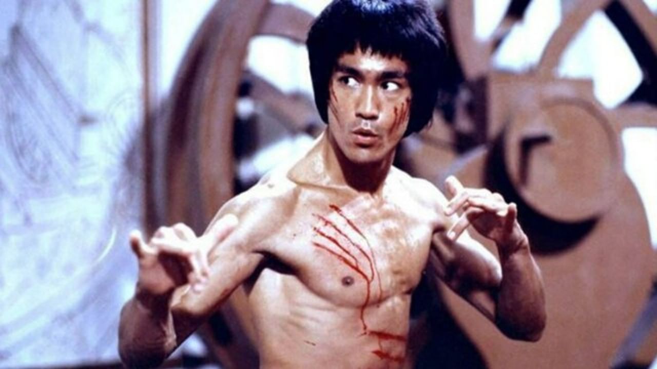 Bruce Lee: जास्त पाणी प्यायल्याने झाला होता ब्रूस लीचा मृत्यू? 49 वर्षांनंतर रिसर्चमध्ये मोठा दावा