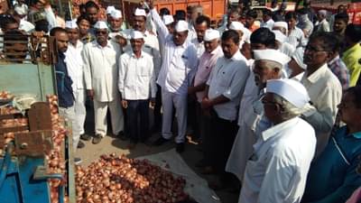 कांद्याच्या दरावरुन शेतकरी संतप्त, संतप्त झालेल्या कांदा उत्पादकांनी काय केलं ?