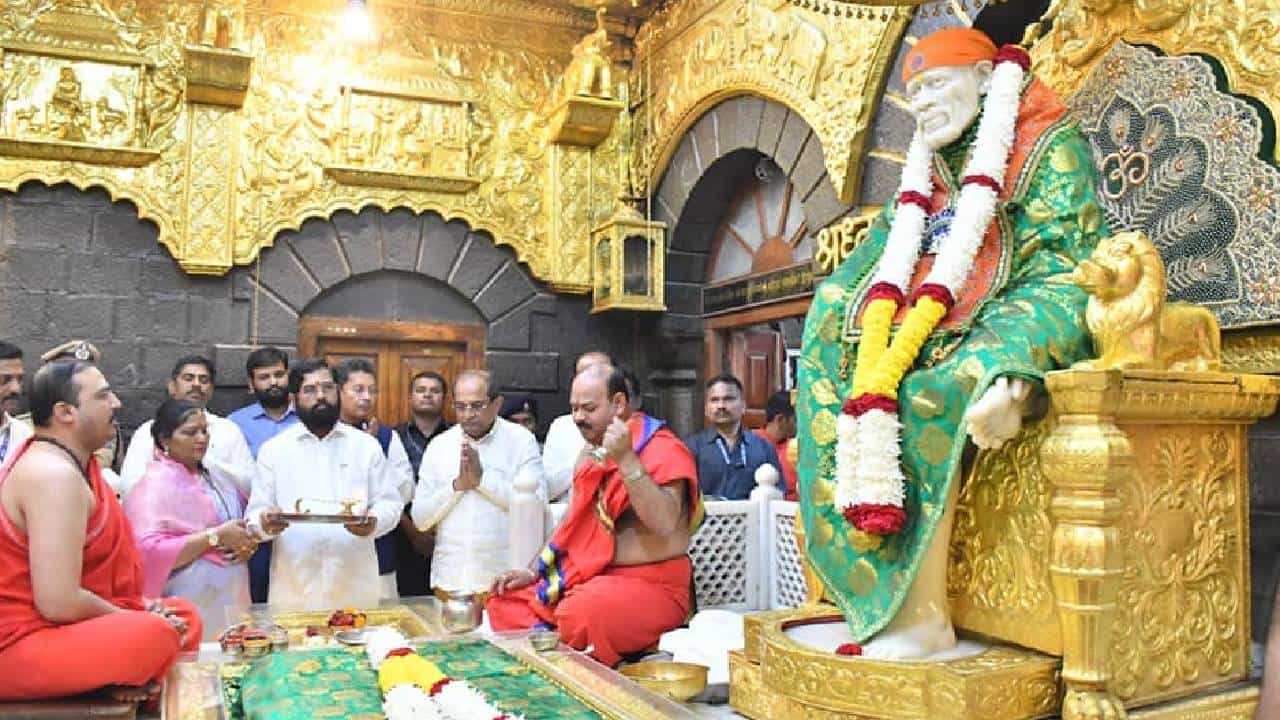 मुख्यमंत्री एकनाथ शिंदे साईबाबांच्या चरणी, पाहा व्हीडिओ... मुख्यमंत्री एकनाथ शिंदे साईबाबांच्या चरणी, पाहा व्हीडिओ...