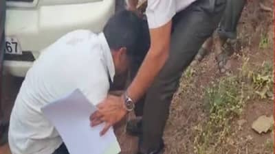 Stone Crusher : द्राक्ष बागायतदार शेतकऱ्यांनी थेट धरले अधिकाऱ्यांचे पाय.. ढसाढसा रडत सांगितली आपबित्ती, प्रकरण तरी काय ?