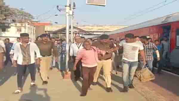 धक्कादायक ! एसी ट्रेनमध्ये माथेफिरू शिरला... ॲसिड हल्ला केल्यानं प्रवाशांची पळापळ, नंतर काय घडलं