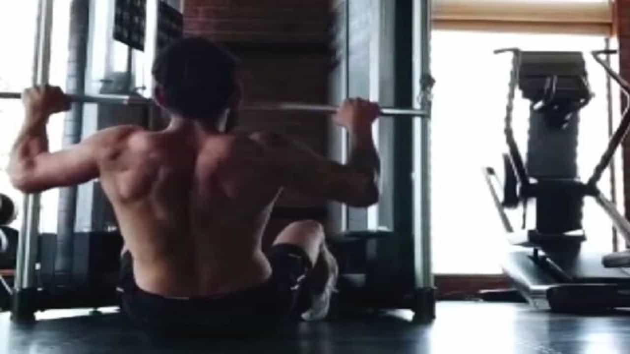 Video : विराट कोहली बांगलादेश मालिकेच्या तयारीत गुंतला, जीममध्ये गाळला घाम , व्हिडिओ व्हायरल