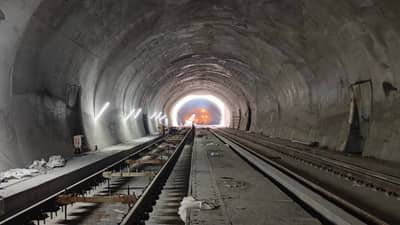 आता रेल्वेचं जाळं जम्मू-काश्मीरपर्यंत; सर्वात लांब रेल्वे बोगद्याचं काम युद्धपातळीवर सुरू