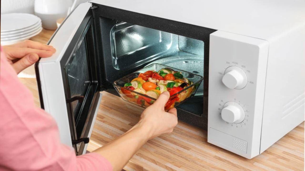 Microwave Harmful Effect: मायक्रोवेव्हमध्ये अन्न गरम केल्यास होऊ शकतात गंभीर आजार