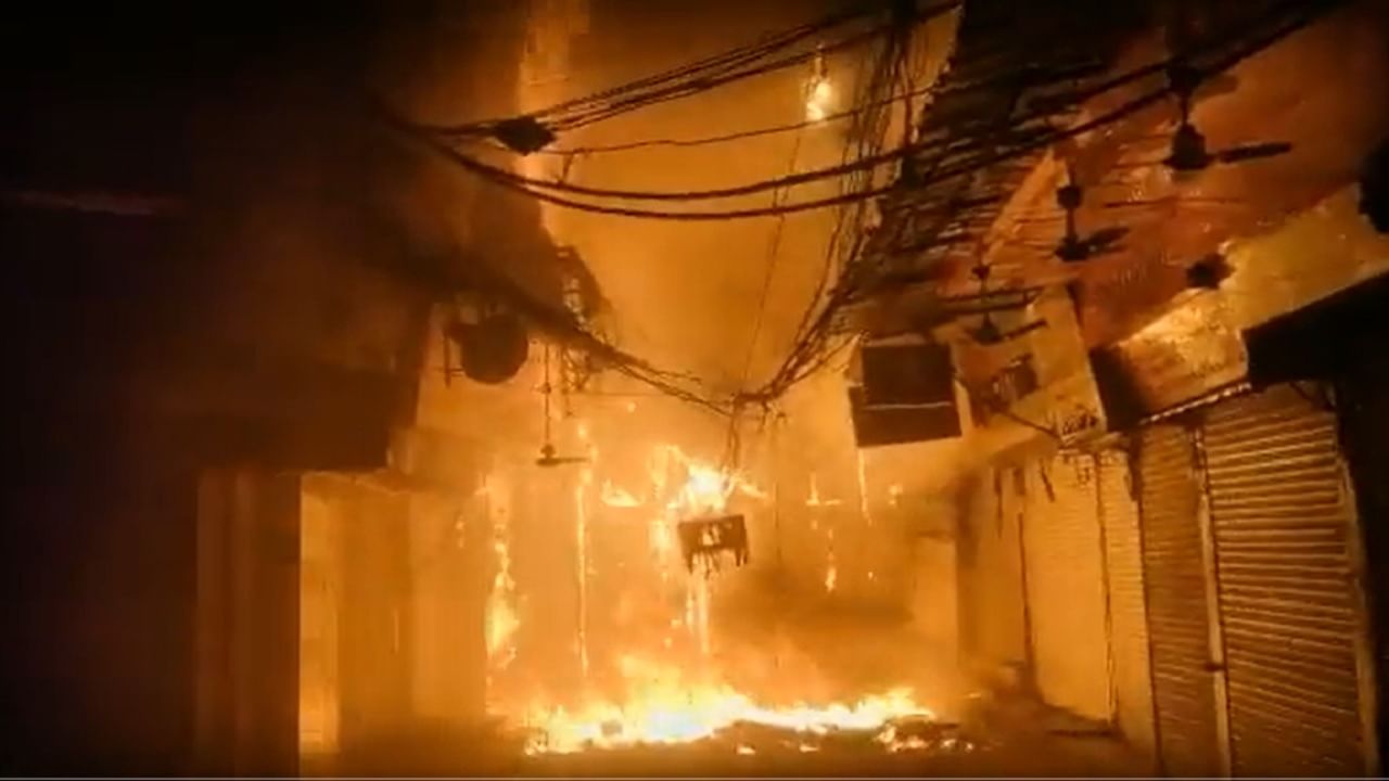 दिल्लीत आगीचा भडका, इलेक्ट्रॉनिक मार्केटमध्ये हाहाकार, अग्निशमन दलाच्या 23 गाड्या घटनास्थळी