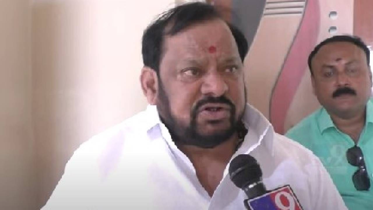 कामाख्या देवीच्या दर्शनावेळी पुजाऱ्यानं केलं होतं मोठं भाकित, शहाजीबापू पाटील यांनी सांगितलं कामाख्या देवीच्या दर्शनावेळी पुजाऱ्यानं केलं होतं मोठं भाकित, शहाजीबापू पाटील यांनी सांगितलं
