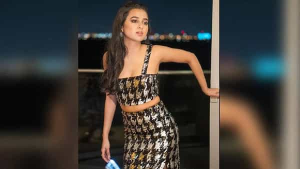 बाॅलिवूड फेम तेजस्वी प्रकाश गेल्या काही दिवसांपासून सातत्याने चर्चेतील एक नाव आहे. नुकताच दुबईमध्ये आलिशान घर तेजस्वी आणि करण यांनी खरेदी केले.