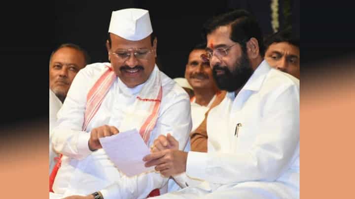 आमदार-खासदारांचं बहुमत, शिवसेना पक्ष-चिन्ह अन् निवडणूक आयोग; विरोधकांच्या टीकेला अब्दुल सत्तार यांचं प्रत्युत्तर आमदार-खासदारांचं बहुमत, शिवसेना पक्ष-चिन्ह अन् निवडणूक आयोग; विरोधकांच्या टीकेला अब्दुल सत्तार यांचं प्रत्युत्तर