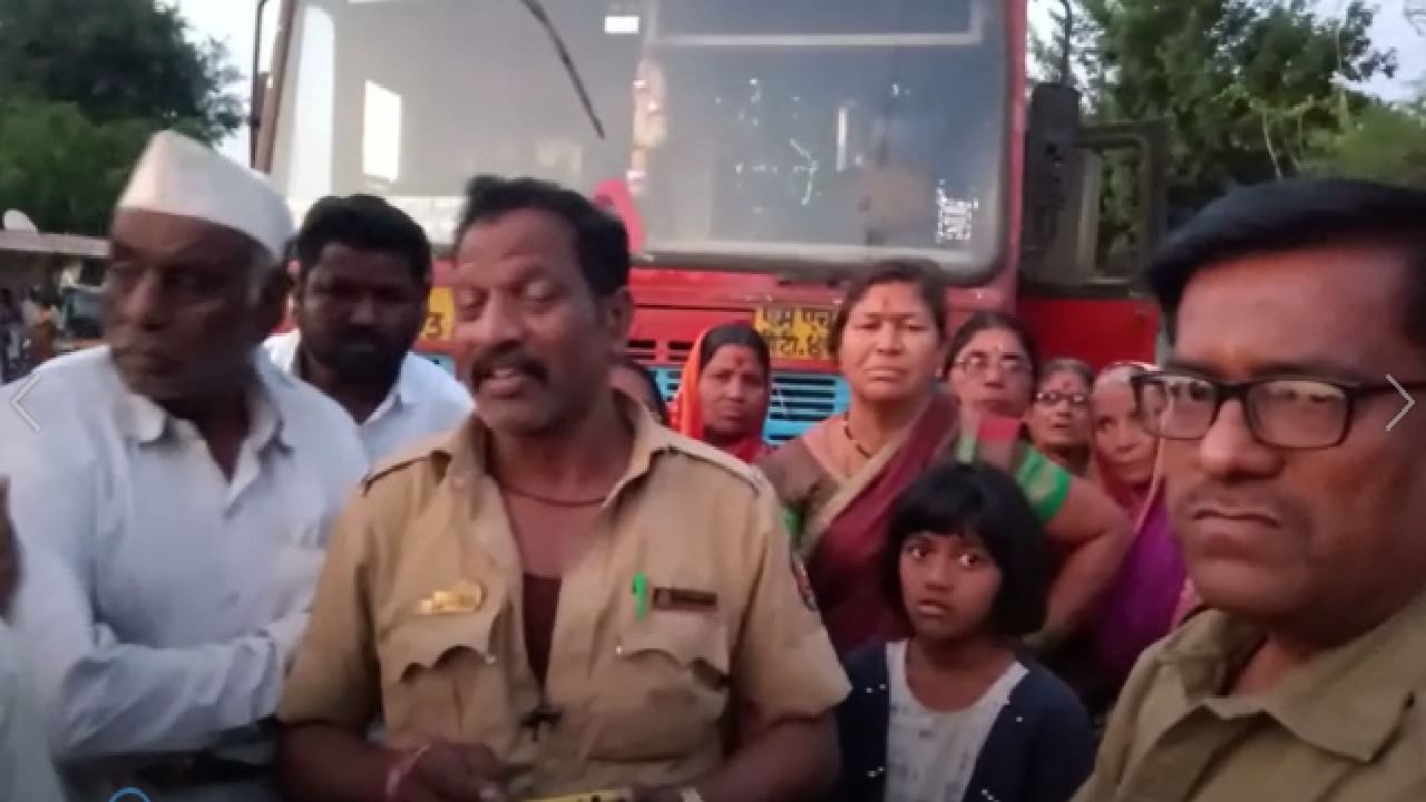 48 प्रवासी घेऊन जाणारी बस कर्नाटक सीमेवर रोखली, सीमाप्रश्न पेटला, 2 राज्यांतील बस सेवा विस्कळीत, काय Updates? 48 प्रवासी घेऊन जाणारी बस कर्नाटक सीमेवर रोखली, सीमाप्रश्न पेटला, 2 राज्यांतील बस सेवा विस्कळीत, काय Updates?