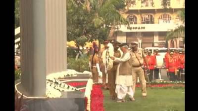 राज्यपाल कोश्यारी पुन्हा वादात?; चप्पल घालूनच शहिदांना अभिवादन; काँग्रेसकडून व्हिडीओ ट्विट