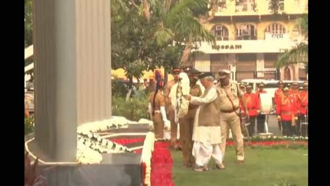 राज्यपाल कोश्यारी पुन्हा वादात?; चप्पल घालूनच शहिदांना अभिवादन; काँग्रेसकडून व्हिडीओ ट्विट