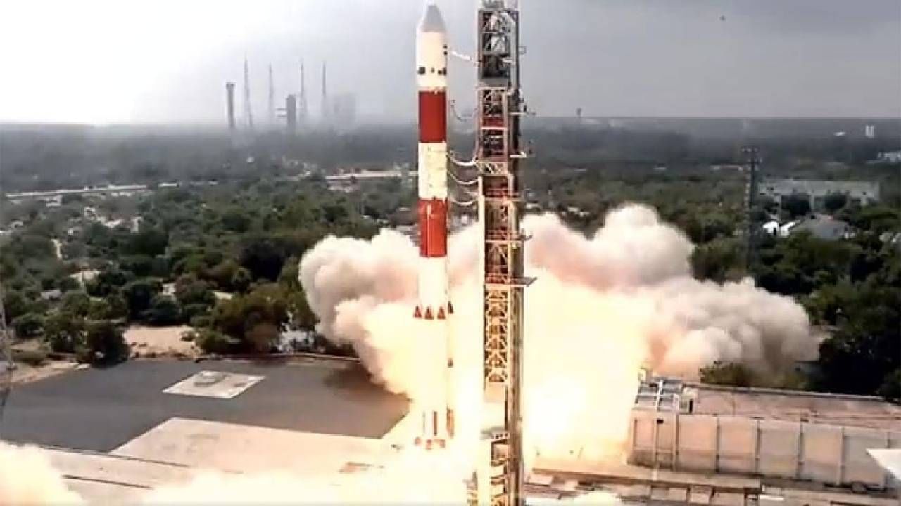 अभिमानास्पद! इस्रोने एकाच वेळी अवकाशात सोडले 9 उपग्रह, इस्रोच्या कामगिरीवर कौतुकाचा वर्षाव अभिमानास्पद! इस्रोने एकाच वेळी अवकाशात सोडले 9 उपग्रह, इस्रोच्या कामगिरीवर कौतुकाचा वर्षाव