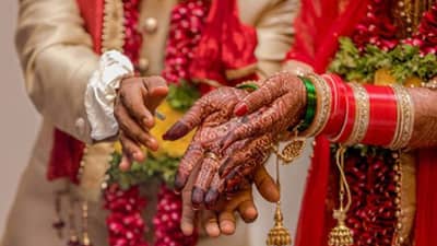 लग्न पार पडत असताना ऑफिसचं काम! वर्क फ्रॉम मंडप चा फोटो व्हायरल