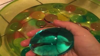 बाबांनी तो मॅजिक बॉल मुद्दाम आणला अन् बाळाने गिळला ... आईची नेमकी काय तक्रार?