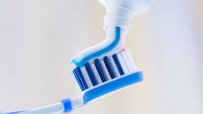 दिल्लीत Toothpaste ची चोरी केली, पोलिसांनी थेट युपी मध्ये येऊन चोराला पकडले