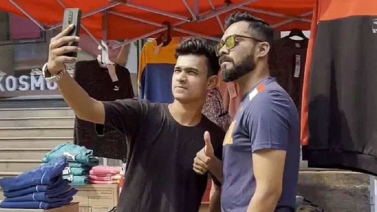 Virat Kohli : कोहलीसारख्या दिसणाऱ्या व्यक्तीने मुंबईत विक्री केले कपडे आणि शूज, क्रिकेटरने दिली अशी प्रतिक्रिया..