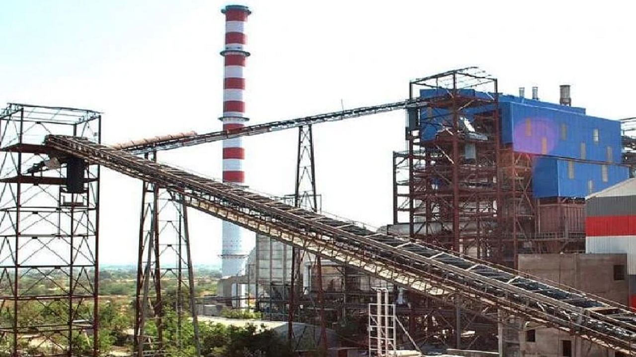 सोलापुरात सिद्धेश्वर साखर कारखान्याच्या चिमणीच्या विरोधात उपोषण करणाऱ्यांवर रिव्हॉल्वर दाखवत दमदाटी, माजी अध्यक्षाचं संतापजनक कृत्य सोलापुरात सिद्धेश्वर साखर कारखान्याच्या चिमणीच्या विरोधात उपोषण करणाऱ्यांवर रिव्हॉल्वर दाखवत दमदाटी, माजी अध्यक्षाचं संतापजनक कृत्य
