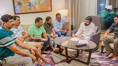 शिंदे गटाकडून कामाख्या देवीचं दर्शन, महाविकास आघाडीनं विचारला हा सवाल