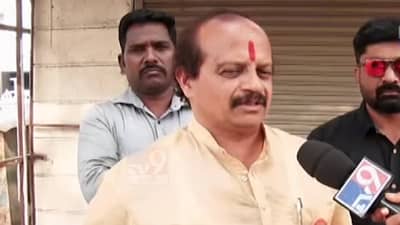 मी पुण्यातील पक्षातील दहशतवादी आहे काय? राज ठाकरे यांच्याकडे किती वेळा तक्रार करायची?; वसंत मोरे यांची खदखद