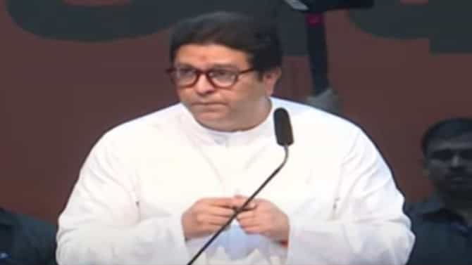 एकनाथ शिंदेंनी रात्रीच्या रात्री जी काही फिरवली कांडी, आणि..., उद्धव ठाकरे यांची नक्कल करत राज ठाकरे यांचा घणाघात