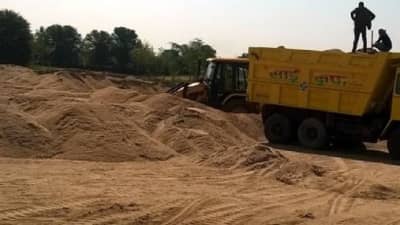 सरकारी विभागांनाचं विकली चोरीची वाळू, वाळू तस्करांची अशीही शक्कल