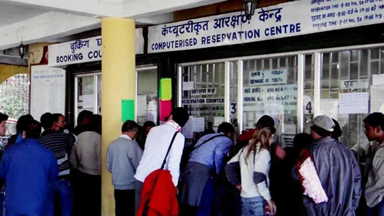 बापरे! तत्काळ तिकिटाच्या लाईनमध्ये घुसल्यावरुन राडा, तिकीट काऊंटरसमोर थेट गोळीच घातली, कुठे घडला प्रकार?