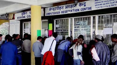 बापरे! तत्काळ तिकिटाच्या लाईनमध्ये घुसल्यावरुन राडा, तिकीट काऊंटरसमोर थेट गोळीच घातली, कुठे घडला प्रकार?