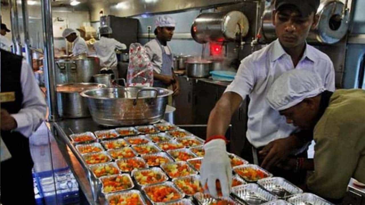सणासुदीच्या काळात केला जाणारा हा स्पेशल मेन्यू चक्क रेल्वेप्रवासाच्या भोजनात मिळणार...