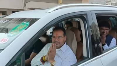 ठाकरे गटाचे उपनेते आणि शिंदे गटाचे खासदार एकाच कारमध्ये, चर्चेला उधाण