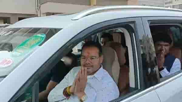 ठाकरे गटाचे उपनेते आणि शिंदे गटाचे खासदार एकाच कारमध्ये, चर्चेला उधाण
