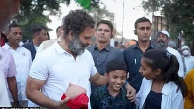 चिमुकल्याचं केवढं मोठं मन, भारत जोडोसाठी आपली पिगी बँकच राहुल गांधींच्या हातात दिली...