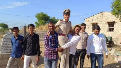 बहीण अधिकारी होताच, भावांनी अभिमानाने खांद्यावर बसवून गावातून आनंदानं फिरवलं...