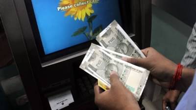 एटीएममध्ये फेविक्विक, बोगस हेल्पलाइन; अशी फसवणूक करायची टोळी