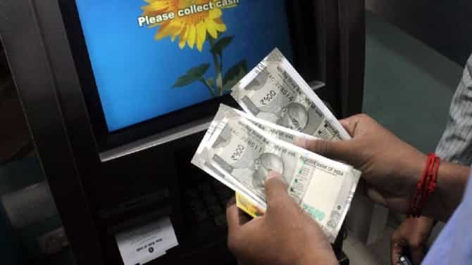 एटीएममध्ये फेविक्विक, बोगस हेल्पलाइन; अशी फसवणूक करायची टोळी
