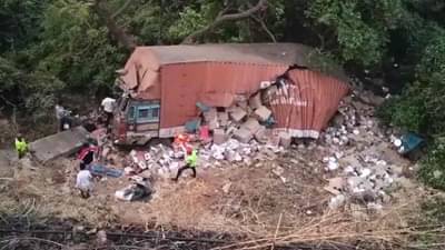 मुंबई पुणे एक्स्प्रेस वे वर अपघात! घाट उतरताना अनर्थ, 100 फूट खोल दरीत कोसळला कंटेनर