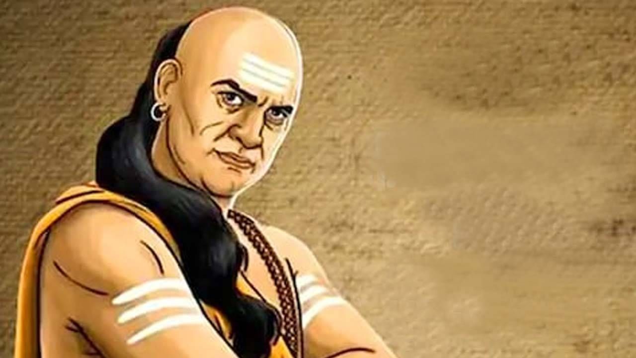 Chanakya Neeti: चाणाक्य नितीनुसार 'या' चार सवयी माणसाला कधीच यशस्वी होऊ देत नाही?