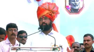 शेतकरी हेलिकॉप्टरने शेती करायला जाऊ शकत नाही का?; मुख्यमंत्री एकनाथ शिंदे यांचा उद्धव ठाकरे यांच्यावर पलटवार