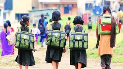 मास्तरांनी तपासले विद्यार्थ्यांचे दप्तर, बॅगमधून निघाले कंडोम आणि गर्भनिरोधक गोळ्या