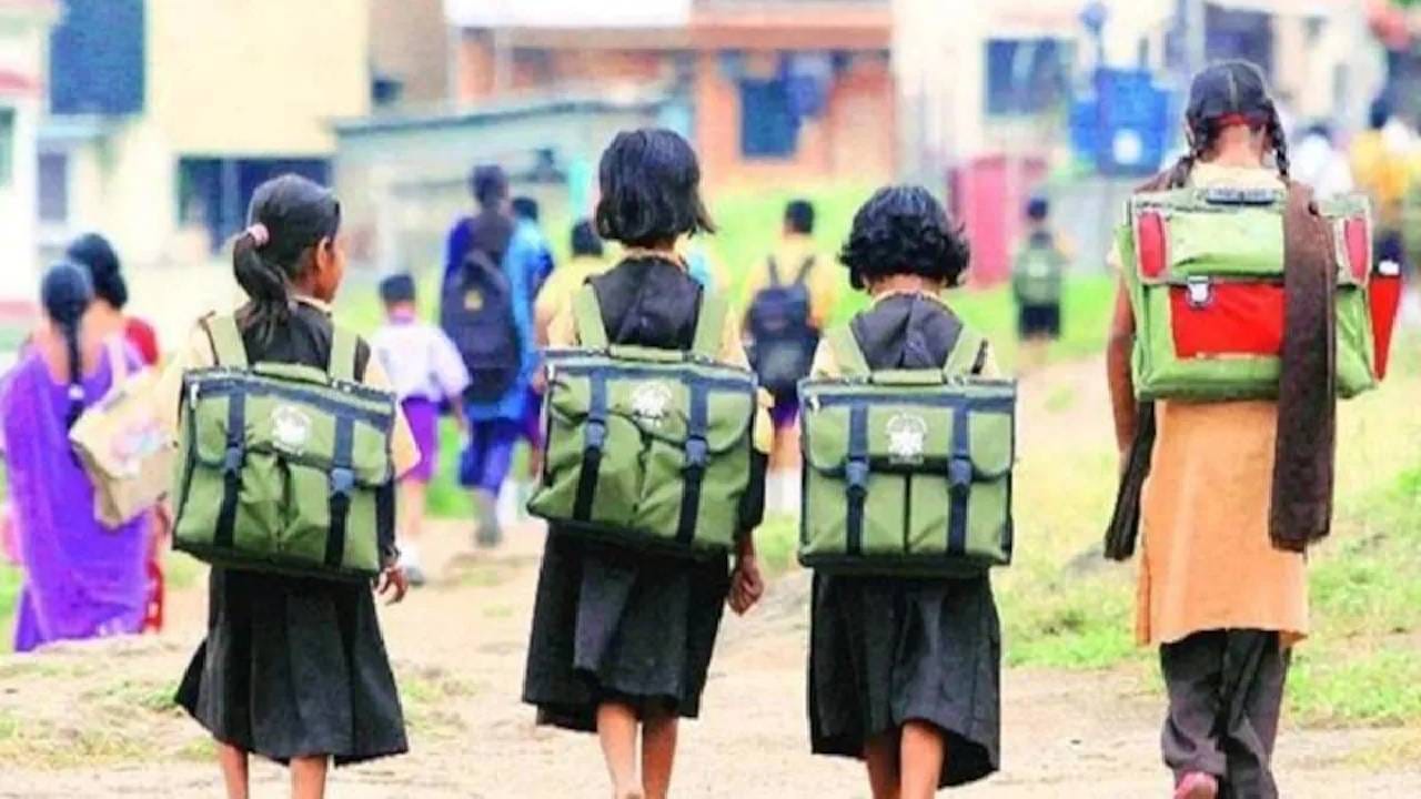 मास्तरांनी तपासले विद्यार्थ्यांचे दप्तर, बॅगमधून निघाले कंडोम आणि गर्भनिरोधक गोळ्या मास्तरांनी तपासले विद्यार्थ्यांचे दप्तर, बॅगमधून निघाले कंडोम आणि गर्भनिरोधक गोळ्या