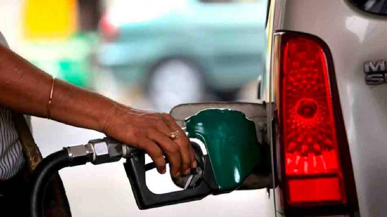 Petrol-Diesel Price : ..तर इतके स्वस्त व्हायले हवे पेट्रोल-डिझेल, कच्च्या तेलाचे भाव पाहता, नवीन दरात एवढा पडेल फरक..