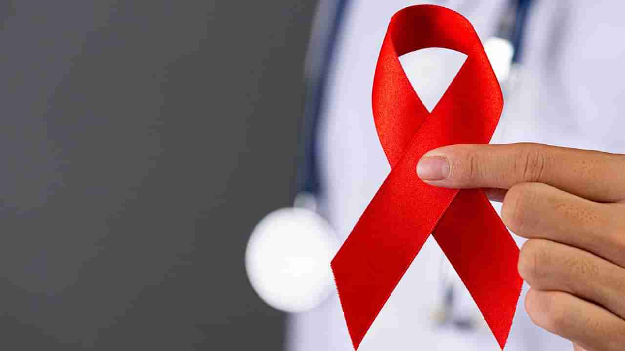 World AIDS Day: एड्समुळे देशात दररोज होतो 115 लोकांचा मृत्यू, कशी असतात एड्सची लक्षणे?